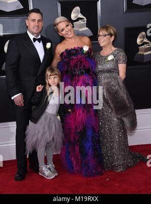 New York, NY, USA. 28 Jan, 2018. Rosa und ihrer Familie bei der Ankunft, 60 Grammy Awards - Ankünfte, Madison Square Garden, New York, NY, United States 28. Januar 2018. (Foto: Max Parker/Everett Collection) bei der Ankunft für 60. Jahrestag Grammy Awards - Ankünfte, Madison Square Garden, New York, NY 28. Januar 2018. Credit: Max Parker/Everett Collection/Alamy leben Nachrichten Stockfoto