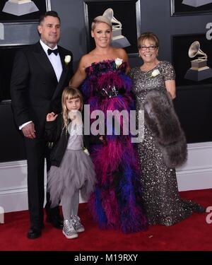 New York, NY, USA. 28 Jan, 2018. Rosa und ihrer Familie bei der Ankunft, 60 Grammy Awards - Ankünfte, Madison Square Garden, New York, NY, United States 28. Januar 2018. (Foto: Max Parker/Everett Collection) bei der Ankunft für 60. Jahrestag Grammy Awards - Ankünfte, Madison Square Garden, New York, NY 28. Januar 2018. Credit: Max Parker/Everett Collection/Alamy leben Nachrichten Stockfoto