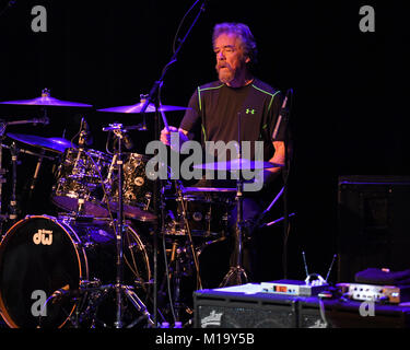 Coral Springs, FL, USA. 28 Jan, 2018. Stu Cook und Doug Clifford von Creedence Clearwater Revisited durchführen in Coral Springs Center für die Künste am 28 Januar, 2018 in Coral Springs, Florida. Quelle: MPI04/Medien Punch/Alamy leben Nachrichten Stockfoto