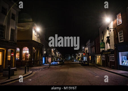 Leominster, Großbritannien. 29 Jan, 2018. Die Broad Street in der ländlichen Stadt Leominster ist kurz vor der Morgendämmerung an einem Wintermorgen am 29. Januar 2018 in Leominster, Herefordshire gesehen. Quelle: Jim Holz/Alamy leben Nachrichten Stockfoto