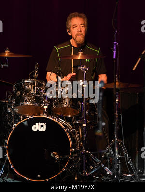 Coral Springs, FL, USA. 28 Jan, 2018. Stu Cook und Doug Clifford von Creedence Clearwater Revisited durchführen in Coral Springs Center für die Künste am 28 Januar, 2018 in Coral Springs, Florida. Quelle: MPI04/Medien Punch/Alamy leben Nachrichten Stockfoto