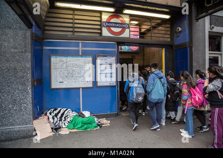 London, Großbritannien. 28 Jan, 2018. Eine grobe Schlaf während des Tages außerhalb der U-Bahn-Station Leicester Square. Credit: Guy Corbishley/Alamy leben Nachrichten Stockfoto