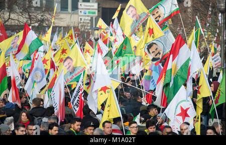 Demonstranten eine kurdische Demonstration gegen die türkische Militäroffensive im Norden Syriens, in Köln, Deutschland, 27. Januar 2018. Foto: Rainer Jensen/dpa Stockfoto