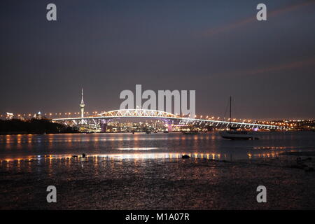 Heute abend die Auckland Harbour Bridge wurde beleuchtet zum ersten Mal mit 90.000 LED-Leuchten und 200 Fluter - alle Solarenergie betrieben. Die Harbour Bridge Vektor Lichter zeigen, wird auf dem Display wieder morgen Abend. Es wird geglaubt, daß die erste größere Brücke in der Welt zu sein, um seine Beleuchtung völlig von der Sonnenenergie kommen, von 630 Platten haben. Die permanente Anzeige wird für besondere Veranstaltungen während des Jahres verwendet werden und ist Teil einer 10-jährige mart Energie "Partnerschaft zwischen der Firma Vector und Auckland. Stockfoto