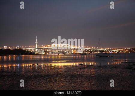 Heute abend die Auckland Harbour Bridge wurde beleuchtet zum ersten Mal mit 90.000 LED-Leuchten und 200 Fluter - alle Solarenergie betrieben. Die Harbour Bridge Vektor Lichter zeigen, wird auf dem Display wieder morgen Abend. Es wird geglaubt, daß die erste größere Brücke in der Welt zu sein, um seine Beleuchtung völlig von der Sonnenenergie kommen, von 630 Platten haben. Die permanente Anzeige wird für besondere Veranstaltungen während des Jahres verwendet werden und ist Teil einer 10-jährige mart Energie "Partnerschaft zwischen der Firma Vector und Auckland. Stockfoto