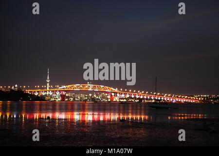 Heute abend die Auckland Harbour Bridge wurde beleuchtet zum ersten Mal mit 90.000 LED-Leuchten und 200 Fluter - alle Solarenergie betrieben. Die Harbour Bridge Vektor Lichter zeigen, wird auf dem Display wieder morgen Abend. Es wird geglaubt, daß die erste größere Brücke in der Welt zu sein, um seine Beleuchtung völlig von der Sonnenenergie kommen, von 630 Platten haben. Die permanente Anzeige wird für besondere Veranstaltungen während des Jahres verwendet werden und ist Teil einer 10-jährige mart Energie "Partnerschaft zwischen der Firma Vector und Auckland. Stockfoto