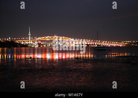 Heute abend die Auckland Harbour Bridge wurde beleuchtet zum ersten Mal mit 90.000 LED-Leuchten und 200 Fluter - alle Solarenergie betrieben. Die Harbour Bridge Vektor Lichter zeigen, wird auf dem Display wieder morgen Abend. Es wird geglaubt, daß die erste größere Brücke in der Welt zu sein, um seine Beleuchtung völlig von der Sonnenenergie kommen, von 630 Platten haben. Die permanente Anzeige wird für besondere Veranstaltungen während des Jahres verwendet werden und ist Teil einer 10-jährige mart Energie "Partnerschaft zwischen der Firma Vector und Auckland. Stockfoto