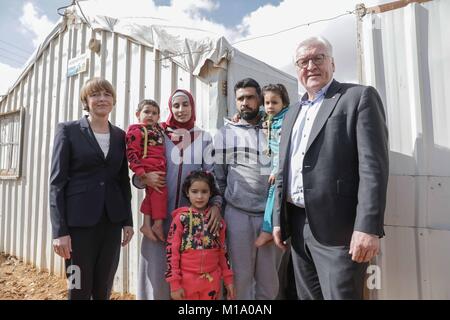 Amman, Jordanien. 29 Jan, 2018. Deutsche Präsident Frank-Walter Steinmeier (R) und seine Frau Elke Buedenbender eine Familie von Flüchtlingen an der Displaced Persons Camp' al-azraq" in Amman, Jordanien, 29. Januar 2018 zu besuchen. Steinmeier ist auf einer 5-tägigen Reise nach Jordanien und dem Libanon. Quelle: Jörg Carstensen/dpa/Alamy leben Nachrichten Stockfoto