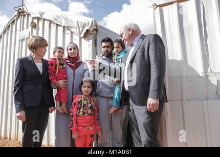 Amman, Jordanien. 29 Jan, 2018. Deutsche Präsident Frank-Walter Steinmeier (R) und seine Frau Elke Buedenbender eine Familie von Flüchtlingen an der Displaced Persons Camp' al-azraq" in Amman, Jordanien, 29. Januar 2018 zu besuchen. Steinmeier ist auf einer 5-tägigen Reise nach Jordanien und dem Libanon. Quelle: Jörg Carstensen/dpa/Alamy leben Nachrichten Stockfoto