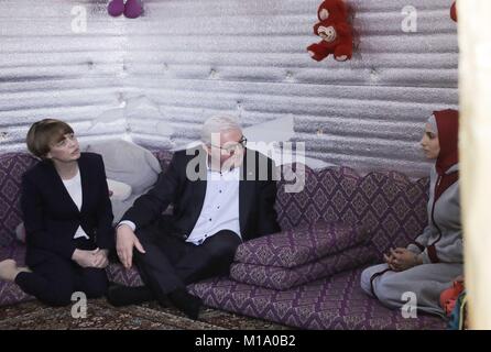 Amman, Jordanien. 29 Jan, 2018. Deutsche Präsident Frank-Walter Steinmeier (R) und seine Frau Elke Buedenbender eine Familie von Flüchtlingen an der Displaced Persons Camp' al-azraq" in Amman, Jordanien, 29. Januar 2018 zu besuchen. Steinmeier ist auf einer 5-tägigen Reise nach Jordanien und dem Libanon. Quelle: Jörg Carstensen/dpa/Alamy leben Nachrichten Stockfoto