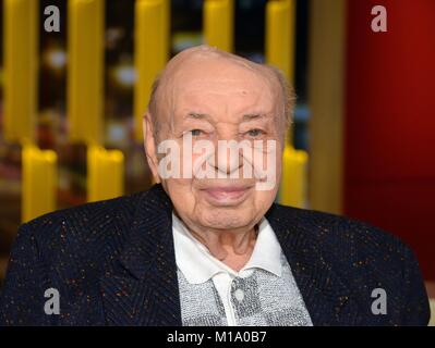 Coco Schumann, 90-jährige deutsche Jazzmusiker, an der Aufnahme des RBB Fernsehen Diskussion Programm "thadeusz" in Berlin, den 12. Januar 2015. Die Show wird am 27. Januar 2015 ausgestrahlt werden. Foto: Karlheinz Schindler/dpa - KEINE LEITUNG SERVICE - | Verwendung weltweit Stockfoto