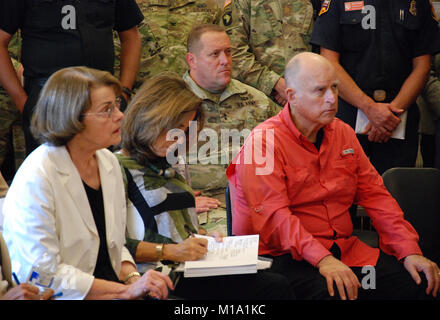 Reg. Jerry Brown, First Lady Anne Gust Brown, US-Senator Diane Feinstein und der Cal-Guard Generalmajor David S. Baldwin hören zu einer CAL FIRE Briefing zu Sonoma County und die Stadt Santa Rosa Führer am Okt. 14, 2017 in Santa Rosa (Army National Guard Foto vom Kapitän wird Martin/Freigegeben). Stockfoto