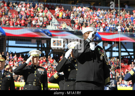 Am 12. November fand im Levi's Stadium in Santa Clara, Kalifornien, eine Salute to Service-Veranstaltung statt, bei der das US-Militär während des Fußballspiels San Francisco 49ers vs. New York Giants geehrt wurde. Stockfoto