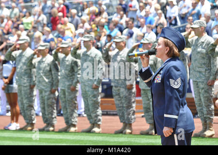 110731-F-UF 872-319 Tech. Sgt. Erin McPherson der Air National Guard Band der Südwesten Home Der 146 Airlift Wing, Channel Islands, Port Hueneme, Calif sangen die Nationalhymne an der San Diego Padre Kalifornien Nationalgarde Anerkennung Tag, den 31. Juli 2011. (Air National Guard Foto/Master Sgt. Julie Avey/Freigegeben) Stockfoto