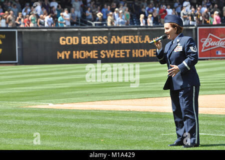 110731-F-UF 872-646 Tech. Sgt. Erin McPherson der Air National Guard Band der Südwesten Home Der 146 Airlift Wing, Channel Islands, Port Hueneme, Calif singt Gott segne Amerika während des siebten Inning Ausdehnung an der San Diego Padre Kalifornien Nationalgarde Anerkennung Tag, den 31. Juli 2011. (Air National Guard Foto/Master Sgt. Julie Avey/Freigegeben) Stockfoto