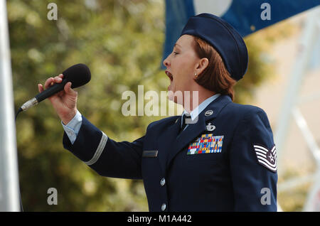 110911-Z-WM 549-011 California Air National Mitglied Tech. Sgt. Erin McPherson, ein Mitglied der Air National Guard Band des Südwestens, singt die Nationalhymne Sept. 11 während einer 10-jähriges Gedenken an die Anschläge des 11. September, Sacramento. (Army National Guard Foto/SPC. Eddie Siguenza) Stockfoto