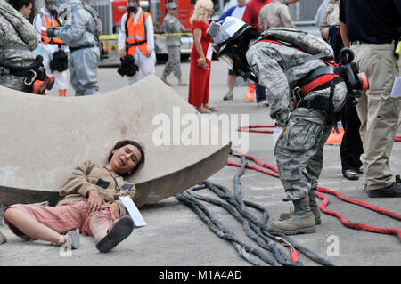 111104-Z-XQ 016-046 Master Sgt. Angelina Perez von Fresno, Kalifornien, ein Medic mit Die 144 Fighter Wing, California Air National Guard, bewertet eine simulierte Katastrophe Opfer während der 2011 Arizona wachsam Guard Übung Nov. 4, 2011 in Phoenix. Als Teil der Such- und Rettungsteam, Perez in der ersten Aufklärung der Katastrophe vor Ort begleitet durch Suchen und die Bewertung der Opfer. Mehr als 500 Kalifornien Nationalgarde Soldaten und Piloten in der landesweiten Übung, die inbegriffen 250 Agenturen und sowohl die 49th Military Police Brigade bereit, die Rolle als die Bundesregierung Emergenc zu übernehmen unterstützt Stockfoto