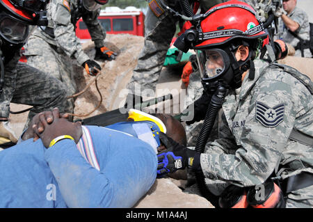 111104-Z-XQ 016-053 Tech Sgt. Eliza Villa von Fresno, Kalifornien, ein Medic mit Die 144 Fighter Wing, California Air National Guard, kümmert sich um das Opfer während der 2011 Arizona wachsam Guard Übung Nov. 4, 2011 in Phoenix. Villa bewertet Verletzungen und half den Opfern im Rahmen der Suche und Rettung Gruppe suchen. Mehr als 500 Kalifornien Nationalgarde Soldaten und Piloten in der landesweiten Übung, die inbegriffen 250 Agenturen und sowohl die 49th Military Police Brigade bereit, die Rolle als Region IX militärische Katastrophe Koordinator der Federal Emergency Management Agency, oder Homelan zu übernehmen unterstützt Stockfoto