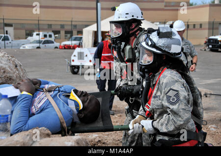 111104-Z-XQ 016-056 Master Sgt. Angelina Perez von Fresno, Kalifornien, ein Medic mit Die 144 Fighter Wing, California Air National Guard, und eine Bekämpfung der Ingenieur mit dem 235Th Engineer Company, 579 Engineer Battalion, 49th Military Police Brigade, Oklahoma Army National Guard, unterstützen eine simulierte Opfer während der 2011 Arizona wachsam Guard übung Nov. 4, Phoenix, Ariz. 2011 Mehr als 500 Kalifornien Nationalgarde Soldaten und Piloten in der landesweiten Übung, die 250 Agenturen und sowohl die 49th Military Police Brigade bereit, die Rolle des Bundes zu übernehmen, inklusive unterstützt Stockfoto