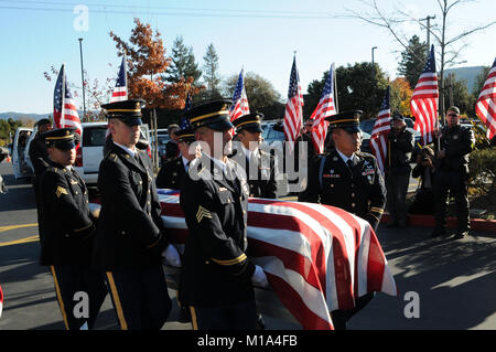 111203-Z-WM 549-009 Die Kalifornien Army National Guard Ehrengarde escorts Spc. Sean Michael Walsh durch einen Spießrutenlauf von Vereinigten Staaten Fahnen zogen durch Mitglieder der Patriot Guard Riders und in die St. Andrew's Episcopal Church in Saratoga, Kalifornien, Dez. 3, wo die Gebete und respektiert wurden. Walsh starb Nov. 16 in Afghanistan als Mitglied der 870th Military Police Company. (Army National Guard Foto/SPC. Eddie Siguenza) Stockfoto