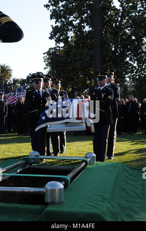 111203-Z-WM 549-012 Die Kalifornien Army National Guard Ehrengarde führt SPC. Sean Michael Walsh zu seiner letzten Ruhestätte website Dez. 3 im Oak Hill Cemetery, San Jose, Calif Walsh, ein Mitglied der 870th Military von der California Army National Guard Polizei Unternehmen, gestorben 16. November in Afghanistan, 29 Kalifornien Scots Guards im Namen der Anschläge von 9/11 zu verderben. Er ist der zweite Unfall von der California Army National Guard in weniger als einem Monat. (Army National Guard Foto/SPC. Eddie Siguenza) Stockfoto