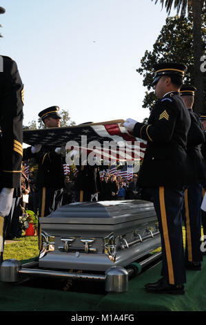 111203-Z-WM 549-011 Die Kalifornien Army National Guard Ehrengarde vorbereiten zu Furl die Vereinigten Flaggenstaaten, die die Schatulle der Spc eingehüllt. Sean Michael Walsh Dez. 3 im Oak Hill Cemetery in San Jose, Calif. Walsh, 21, ist der 29. Kalifornien Army National Scots Guards als Folge der Anschläge des 11. September getötet werden. Er starb als Mitglied der 870th Military Police Company. (Army National Guard Foto/SPC. Eddie Siguenza) Stockfoto