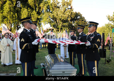 111203-Z-WM 549-007 Die Kalifornien Army National Guard Ehrengarde hebt die UNO-Flagge Staaten über den Sarg von SPC. Sean Michael Walsh Dez. 3 im Oak Hill Cemetery in San Jose, Calif., fast zwei Wochen nach Walsh wurde in Afghanistan getötet wurde. Walsh, 21, ist der 29. Kalifornien Army National Scots Guards als Folge der Anschläge des 11. September getötet werden. Er starb als Mitglied der 870th Military Police Company. (Army National Guard Foto/SPC. Eddie Siguenza) Stockfoto