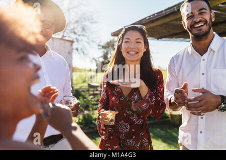 Freunde an der Wiedervereinigung Party im Freien. Gruppe von Personen bei, die Partei im Außenbereich Restaurant. Stockfoto