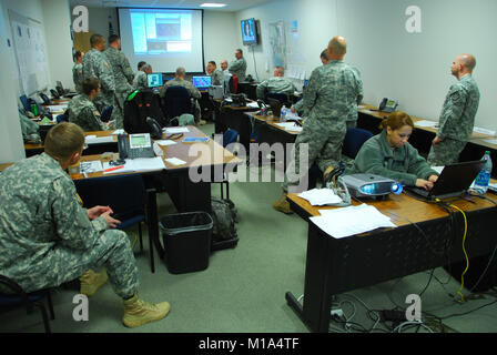 Kalifornien Army National Guard Übung Planer aus der 115. regionale Selbsthilfegruppe im Emergency Operations Center in Roseville sammeln und erhalten Sie die neuesten Updates kommen aus dem Bereich bei 02:30, 6. Januar 2012, während der 115. regionale Selbsthilfegruppe Notfall Einsatz Bereitschaft ausüben, die 60 Fahrzeuge und 217 Truppen bewegen ihre fahrbaren Anlagen rund um den Staat als Reaktion auf ein Erdbeben Szenario hatte. Die Truppen berichtet rund um 02:00, Wartung auf ihren Fahrzeugen durchgeführt und erhielt Briefings über das, was Sie erwartet. Dies ist das erste Training, das konzentriert sich ausschließlich auf movin Stockfoto