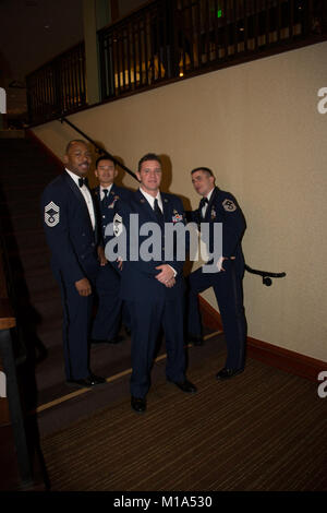 Das State Soldier and Airmen of the Year Bankett würdigte herausragendes Militär für Dienst, Führung und professionelle Exzellenz. Zu den Teilnehmern zählten Mitglieder aus verschiedenen Zweigen und staatlichen Einheiten der Nationalgarde, die individuelle Leistungen und Beiträge zur militärischen Bereitschaft feierten. Stockfoto