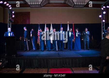Die Truppen der kalifornischen Armee der Nationalgarde der 1. Bis 160. Infanterie, HHC und B Company führen die Operation Red Snow unter winterlichen Bedingungen durch. Sie führen Akklimatisierung, Planung, Bewegung durch die Wildnis durch, klettern auf Schluchten, Durchquerung von Bächen und Beharrlichkeit bei Temperaturen unter Null. Stockfoto