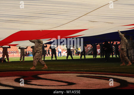 Am 14. Januar 2012 nahmen etwa 125 Mitglieder der California National Guard als besondere Gäste an Aktivitäten vor dem Spiel, der Halbzeit und nach dem Spiel während des NFL Playoff-Spiels zwischen den San Francisco 49ers und den New Orleans Saints teil. Stockfoto