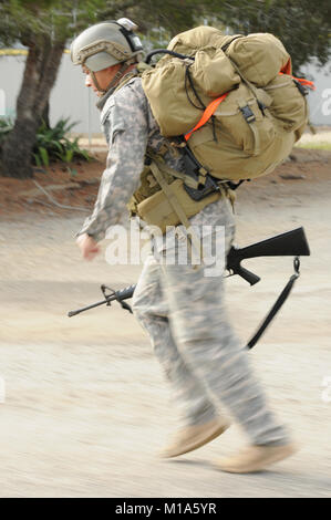 Am 24. April 2012 nahm ein Soldat der Nationalgarde der Utah Army an der Ruck march-Veranstaltung während des ARNG Region VII Best Warrior Competition in Camp San Luis Obispo, Kalifornien, teil, um Ausdauer, Können und Leistung zu testen. Stockfoto
