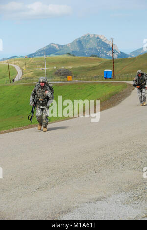 Cpl. John Cunningham, Kalifornien, hält Sgt. Robert McFatridge, Hawaii, an der Bucht auf der abschließenden Sprint zur Ziellinie. Army National Guard Unteroffiziere und Soldaten konkurrieren in der Region VII 2012 besten Krieger Turnier am Lager San Luis Obispo, Kalifornien, ihr Geheimnis falls Wasser überleben und fast sofort ihre Rucks auf minimale Gewicht und Gummi auf die Erde für eine Entfernung ihnen unbekannt. Am Ende haben Sie ca. 6 Meilen innerhalb des Camps und stapfen auf und über zahlreiche Hügel reisen würden, in den Bereich Drop-down und Ende um Ihre nächste Aufgabe: Waffe firi Stockfoto