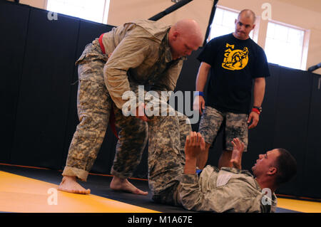 Staff Sgt. Eugene Patton (oben), Colorado Army National Guard, Greifzangen mit Staff Sgt. Brian Bower, Oklahoma Army National Guard, die während Ihrer combatives Bout in der Region VII am besten Krieger 2012 Wettbewerb auf Lager San Luis Obispo, Kalifornien, April 25. Die combatives Ereignis herausgefordert, die Wettbewerber ihre Gegner innerhalb von 6 Minuten mit einem autorisierten halten zu übermitteln, oder zu gewinnen durch die Mehrheit der Punkte in der gesamten mit verschiedenen Moves Match gewonnen. (Army National Guard Foto/SPC. Grant Larson) Stockfoto