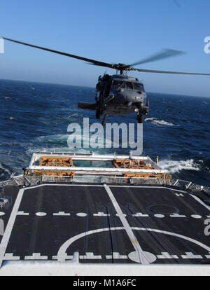 120620-Z-IG 805-168 California Air National Guard Mitglieder Die 129 Rescue Squadron verhalten Flugzeuge deck Landung Qualifikationen mit der United States Coast Guard zugewiesen, etwa 25 Seemeilen vor der Küste von Nordkalifornien, 20. Juni 2012. Dies ist die erste Landung eines Air Force HH-60G Pave Hawk auf der Nationalen Sicherheit Coast Guard Cutter, USCG Bertholf. (Air National Guard Foto: Staff Sgt. Kim E. Ramirez) Stockfoto