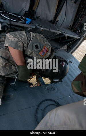 Sgt. Chris Boni, Oklahoma Army National Guard Crew Chief vom 1-140 th Aviation Battalion (Air Assault) aus Los Alamitos gemeinsame Ausbildung Base (JFTB), versichert dem Bambi bucket Dips ordnungsgemäß in den Teich von der UH-60 Black Hawk auf dem Rim Brand in Kern County. (Air National Guard Fotos/Master Sgt. Julie Avey) Stockfoto