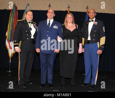 Die 2013 Kalifornien Nationalgarde hervorragende Flieger und Soldat des Jahres Bankett wurde die erste California Air und Army National Guard kombinierten jährlichen Preisverleihung. Die elegante Angelegenheit brachte die grüne und die Blaue gemeinsam Exzellenz im Crowne Plaza Anaheim Resort in Garden Grove, Kalifornien am 12.Januar feiern. (Air National Guard Foto/Master Sgt. Dave Buttner) Stockfoto