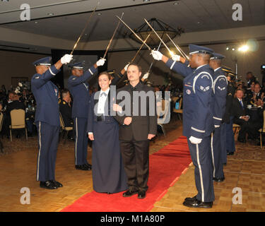 Die 2013 Kalifornien Nationalgarde hervorragende Flieger und Soldat des Jahres Bankett wurde die erste California Air und Army National Guard kombinierten jährlichen Preisverleihung. Die elegante Angelegenheit brachte die grüne und die Blaue gemeinsam Exzellenz im Crowne Plaza Anaheim Resort in Garden Grove, Kalifornien am 12.Januar feiern. (Air National Guard Foto/Master Sgt. Dave Buttner) Stockfoto