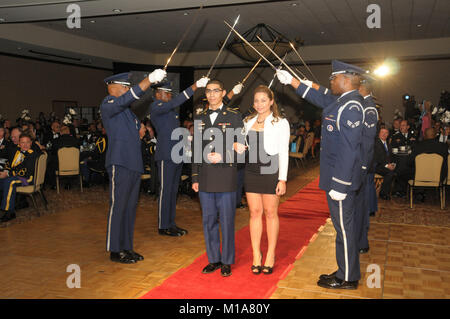 Die 2013 Kalifornien Nationalgarde hervorragende Flieger und Soldat des Jahres Bankett wurde die erste California Air und Army National Guard kombinierten jährlichen Preisverleihung. Die elegante Angelegenheit brachte die grüne und die Blaue gemeinsam Exzellenz im Crowne Plaza Anaheim Resort in Garden Grove, Kalifornien am 12.Januar feiern. (Air National Guard Foto/Master Sgt. Dave Buttner) Stockfoto