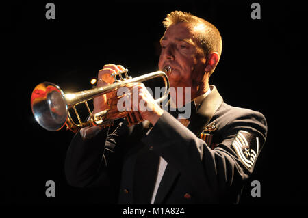 Master Sgt. Gerald Lockwood der seiner 562 Band der Südwesten führt die Nationalhymne auf dem ersten California Air und Army National Guard kombinierten jährlichen Preisverleihung, Jan. 12, 2013. Stockfoto