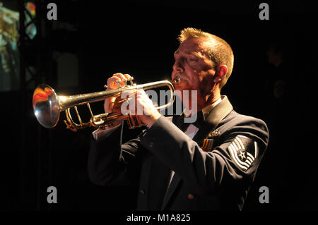 Master Sgt. Gerald Lockwood der seiner 562 Band der Südwesten führt die Nationalhymne auf dem ersten California Air und Army National Guard kombinierten jährlichen Preisverleihung, Jan. 12, 2013. Stockfoto