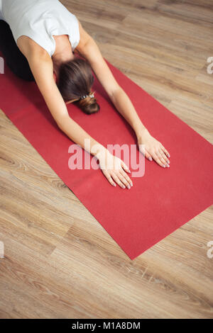 Frau Tun des Kindes darstellen. Balasana Stockfoto