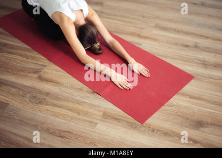 Frau Tun des Kindes darstellen. Balasana Stockfoto