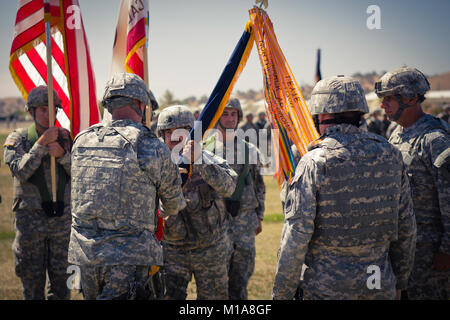 Oberst Jeffery Smiley, der neue Kommandant der 79th Infantry Brigade Combat, führt die Einheit Farben zurück zu Cmd. Sgt. Maj. Joe Derma während einer Zeremonie mit Generalmajor Lawrence Haskins und scheidenden Kommandeur, Oberst Mark Malanka am 26. Juli stattfand, 2013 in Camp Roberts, Calif (US Army Foto vom Kapitän Cody Gallo). Stockfoto