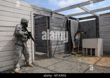 130911-Z-IB797-SPC. Römische Orlov, Bravo Company, 223Rd militärischen Geheimdienst, bereiten Sie ein anderes Zimmer im Schießen Haus auf der städtischen Betriebe Lane, Sept. 11, 2013, während die Besten Kalifornien Army National Guard Warrior Wettbewerb, der am Lager San Luis Obispo, Kalifornien, stattfand, von der 223Rd Regional Training Institut. (U.S. Army National Guard Foto von SPC. James Wilton/Freigegeben) Stockfoto