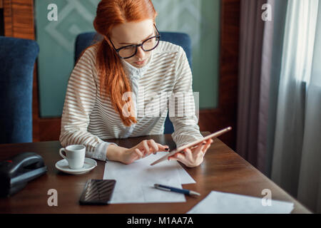 Geschäftsfrau Brille mit digitalen Tablette im Büro Stockfoto