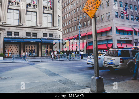 NEW YORK, NY - June 7th, 2014: Detail der 5th Avenue in Manhattan, New York, einer der wichtigsten Einkaufsstraßen der Stadt Stockfoto