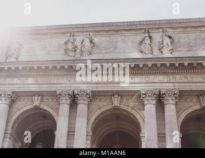 NEW YORK, NY - June 7th, 2014: Detail der New York Public Library Gebäude mit Sun flare Stockfoto