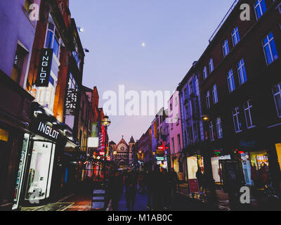 DUBLIN, Irland - 27. Januar, 2018: Anne Lane im Stadtzentrum von Dublin in der Dämmerung mit Kneipen, Geschäfte und Restaurants. Stockfoto